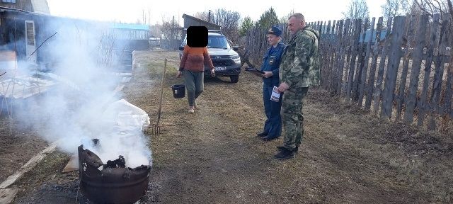 Серовчанку уличили в разведении огня в бочке во время особого противопожарного режима