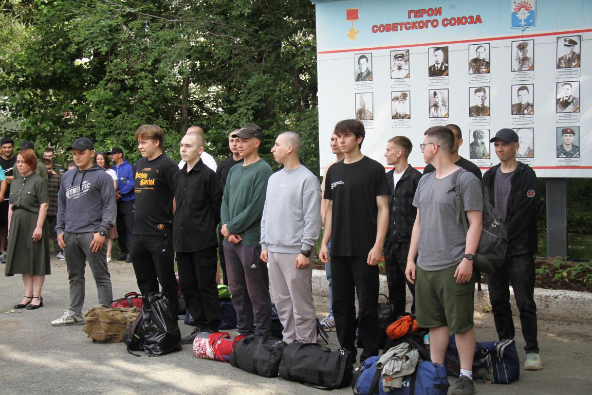 На службу в армию из Серова отправили 14 парней. Продолжается весенний призыв