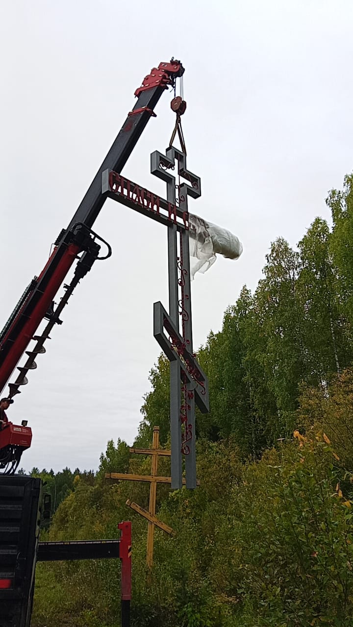 На въезде в Серов появился еще один поклонный крест