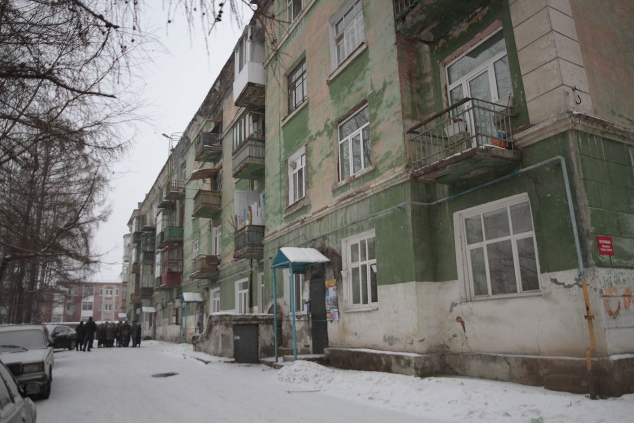 Власти Серова не могут определиться: ремонтировать дом на улице Февральской революции или сносить?