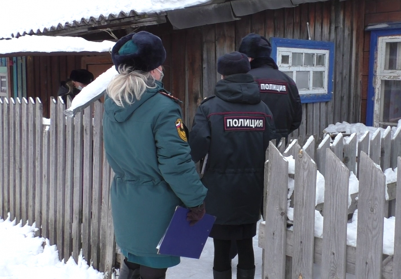 В Серове полицейские и сотрудники МЧС посещают семьи, состоящие на учете 