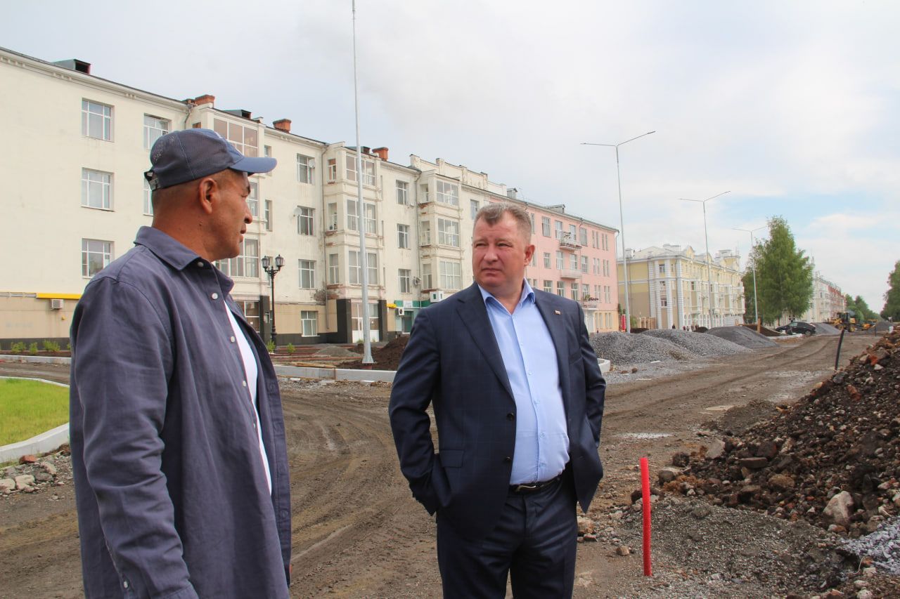 “Хотелось, чтобы все подрядчики выполняли работы в графике”. Глава Серова провел еженедельный объезд стройплощадок города