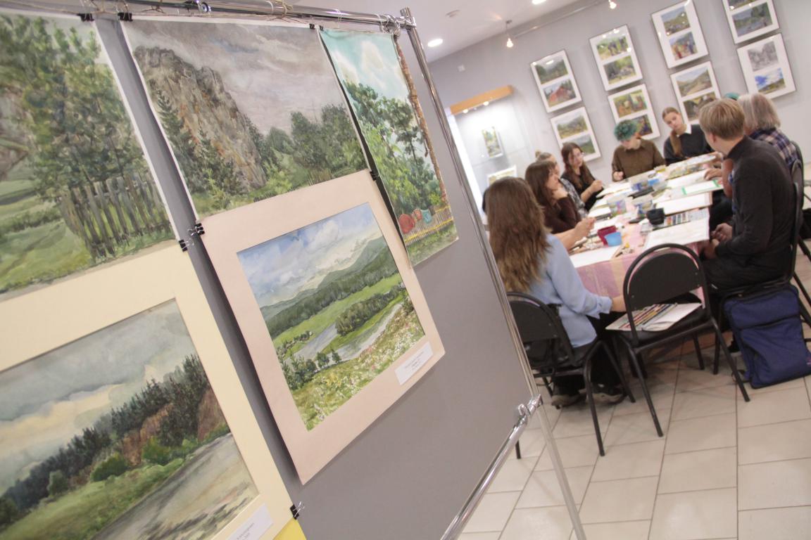 “Им это было просто в кайф”. Открылась выставка юных художников и их преподавателей “Пленэр в горах”