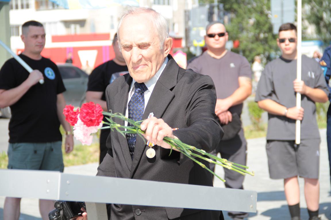 В день ВВС серовчане возложили цветы к самолету