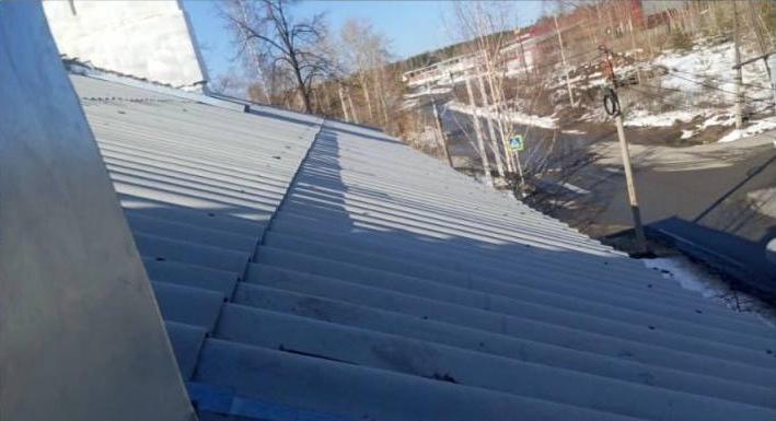 В Серове частично отремонтировали крышу, на состояние которой жаловались жители