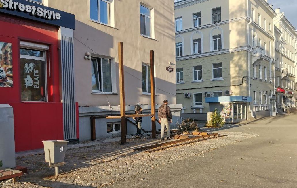 В Серове начали строительство отдельного входа в приемную «Единой России» и Жукова за бюджетный счет