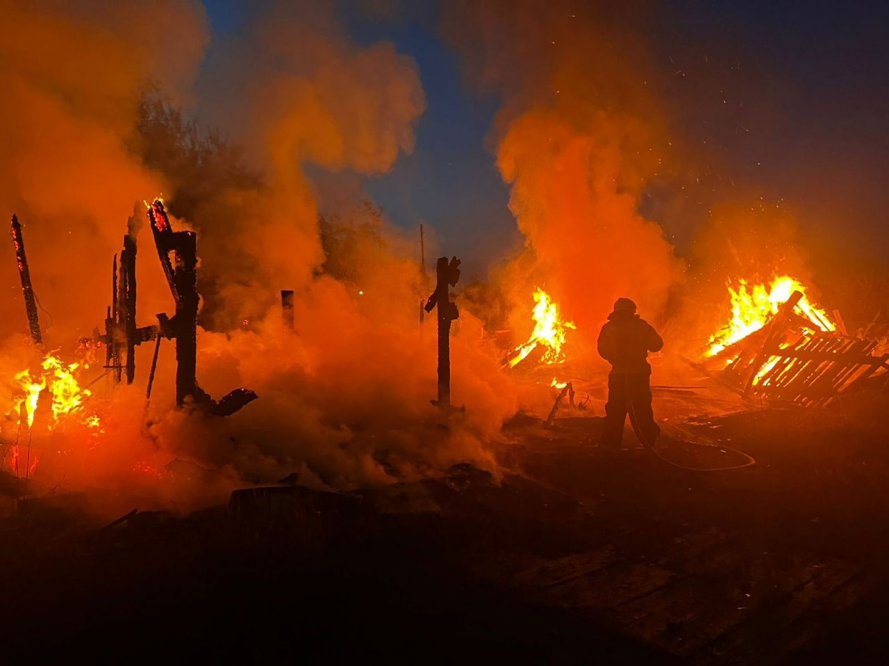 В Новой Коле горело нежилое строение на площади 150 квадратных метров