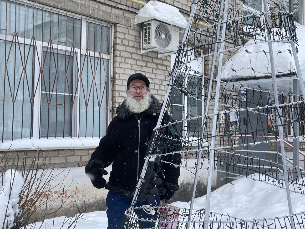 Серовчанин переживает из-за искусственных елей, установленных во дворах. Безопасны ли они?