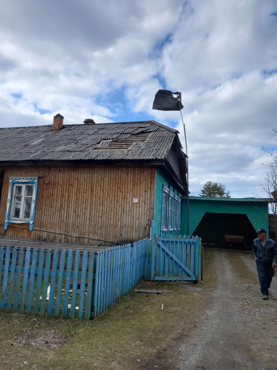 "Самим нам не сделать, помочь некому". В Красноглинном ураганом снесло крышу на жилом доме