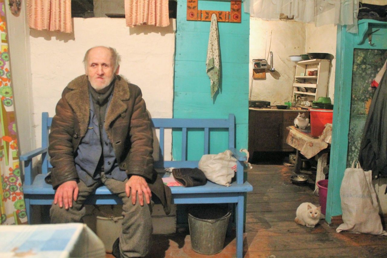 "Боря не жалуется". Жители Морозково опекают инвалида: покупают продукты, складывают дрова и носят воду