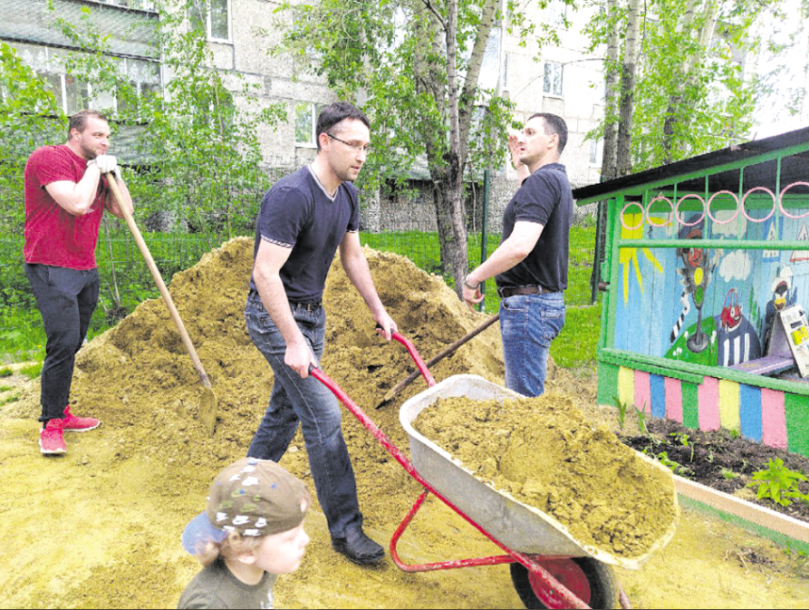 Реконструкция песочниц. В городские дворы и детские сады завезли песок для песочниц