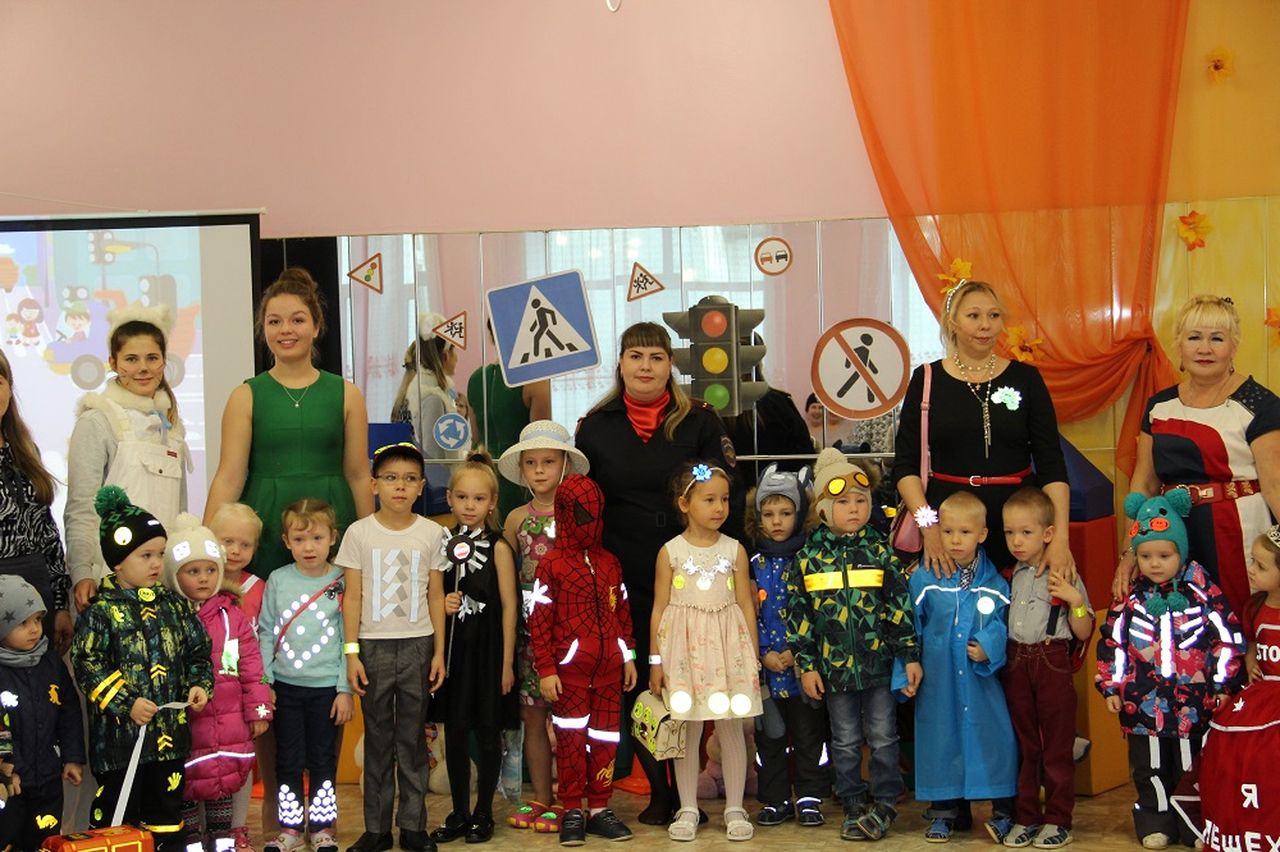 Воспитанники серовского детского сада провели дефиле в световозвращающих костюмах