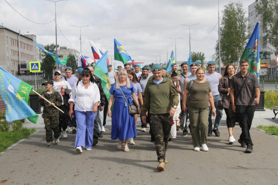 Под сине-зеленым флагом серовчане отметили День ВДВ