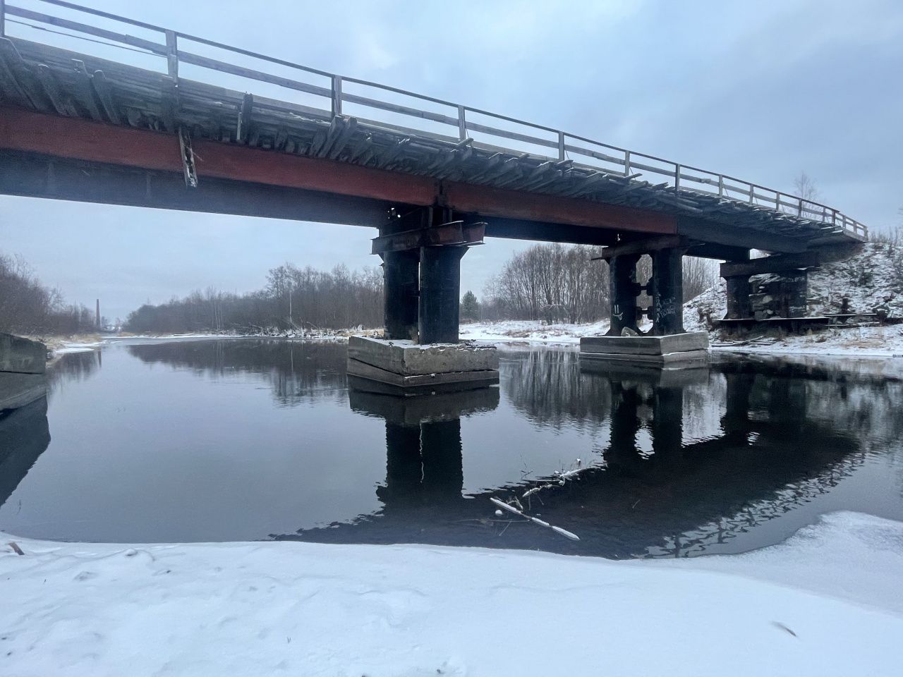 На Лесозаводе убрали мусор от опор Чкаловского моста