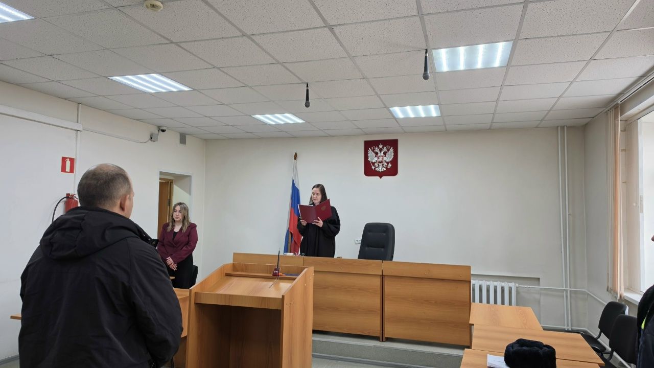 За оторванную антенну на патрульном автомобиле серовчанина арестовали на 14 суток