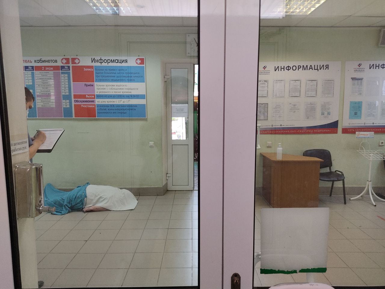 В регистратуре поликлиники Серова умерла женщина
