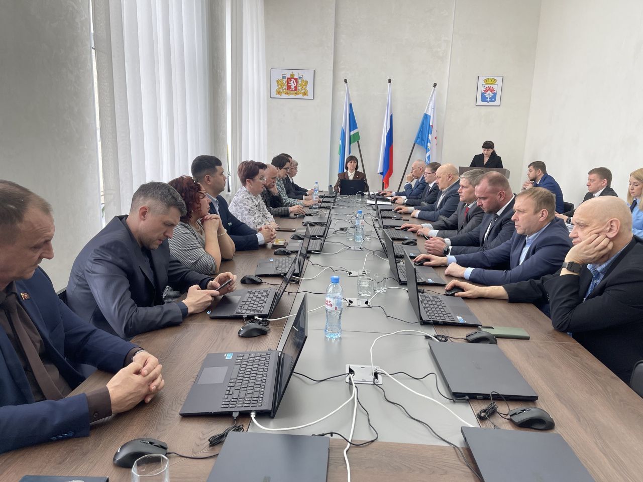 Дума Серова удостоила наград учителя-логопеда и заводчанку