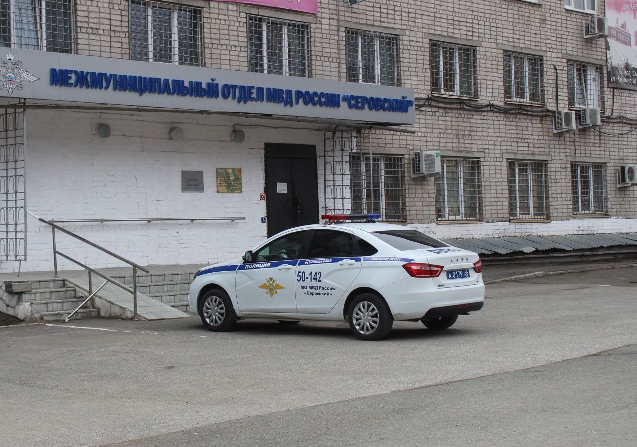 Вахтовик из Башкирии украл в баре телефон и попытался покинуть Серов