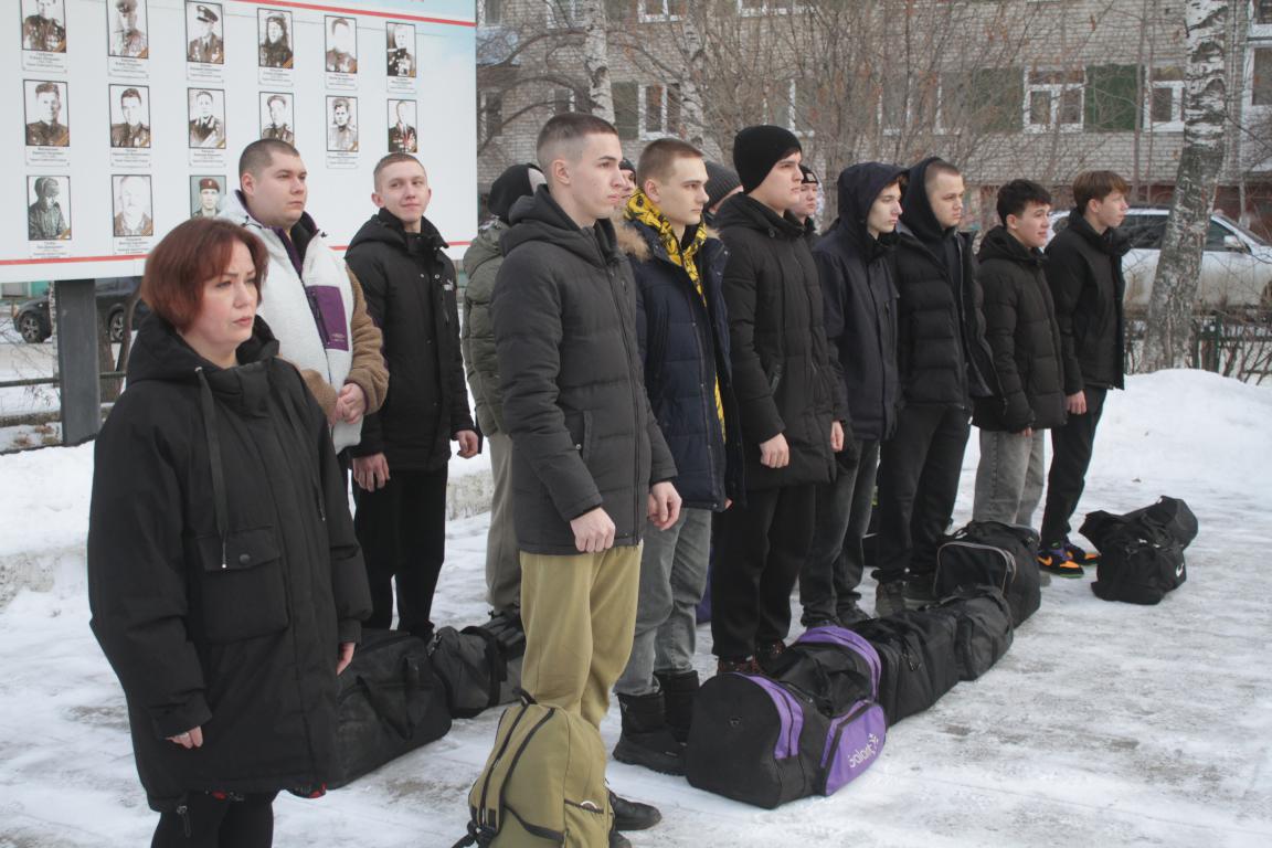 В Серове прошла отправка призывников в армию. Проводили 14 новобранцев