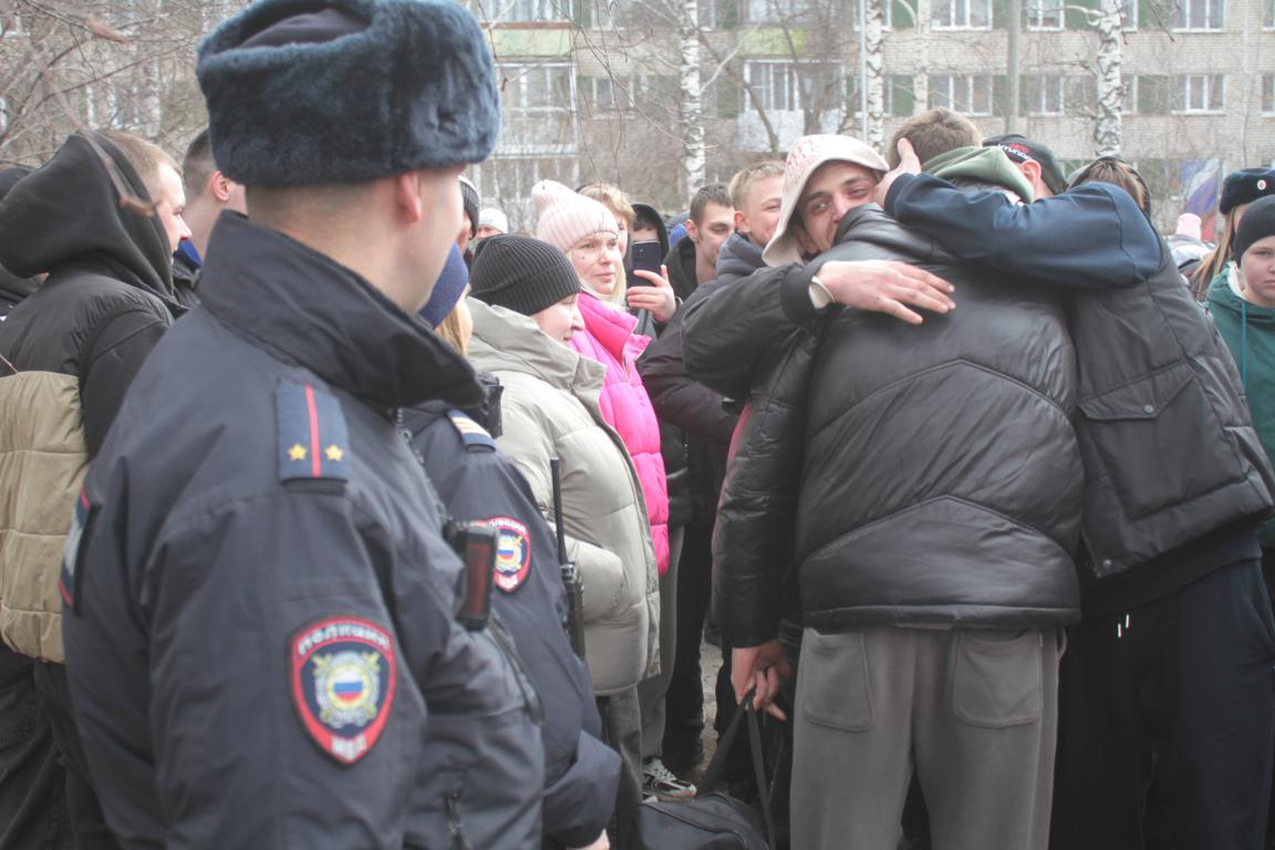 В Серове прошла первая отправка в армию в рамках весеннего призыва 2025 года