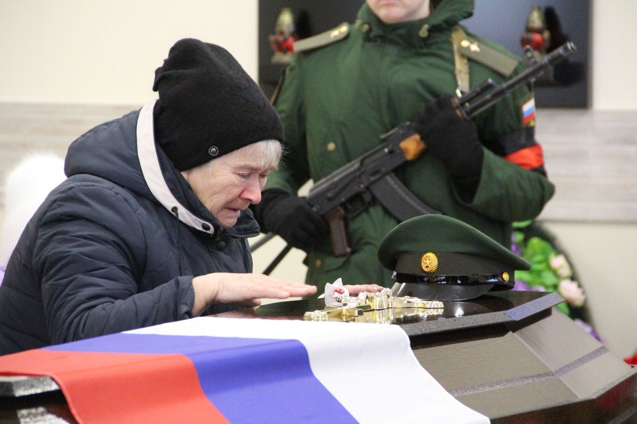 “Вместо встречи мы с ним сегодня прощаемся”. В Серове похоронили погибшего в ходе СВО Дениса Никифорова