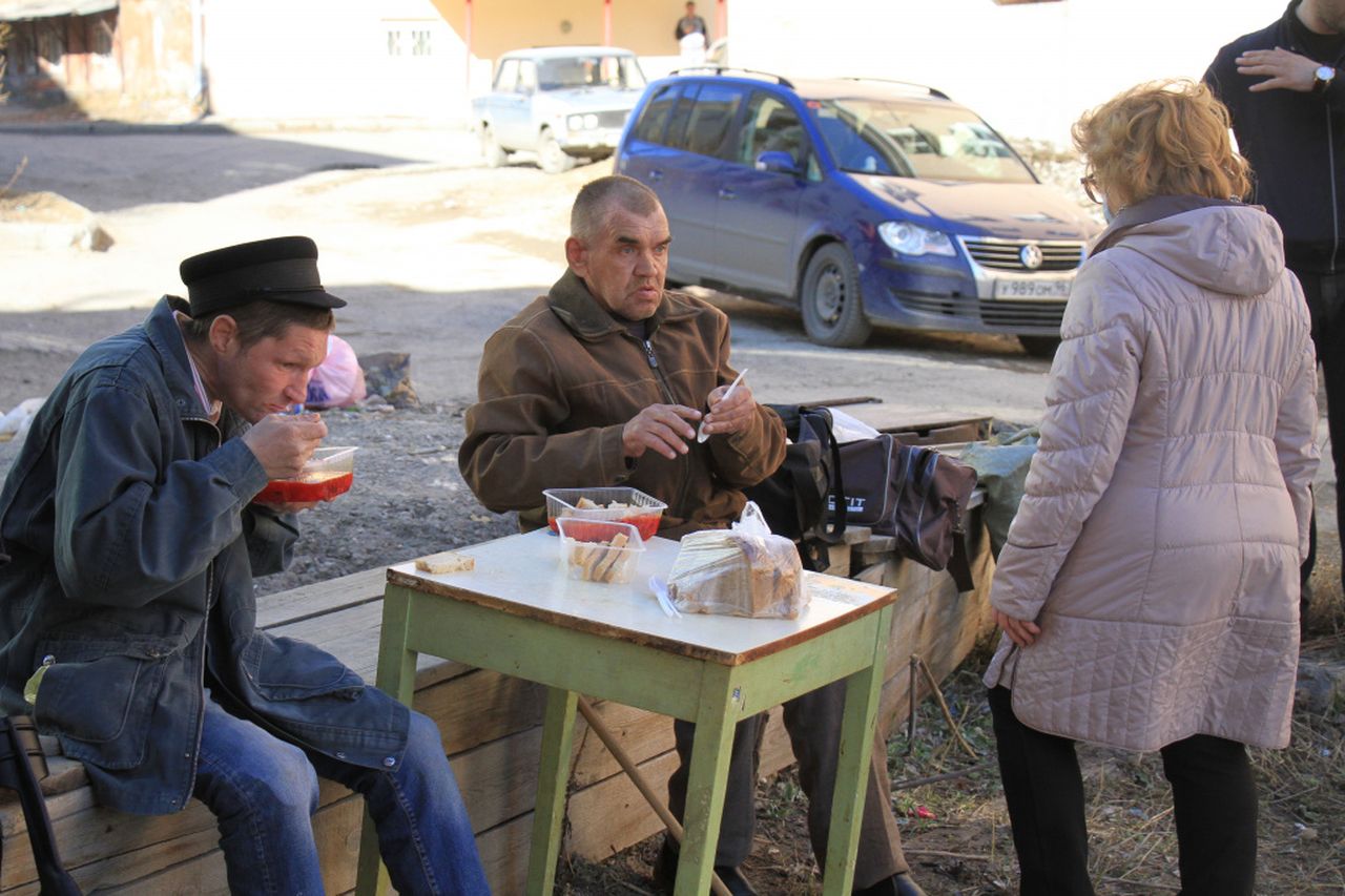 “Приятно, что мы хоть кому-то небезразличны”. Волонтеры Серовской епархии кормят бездомных и малоимущих