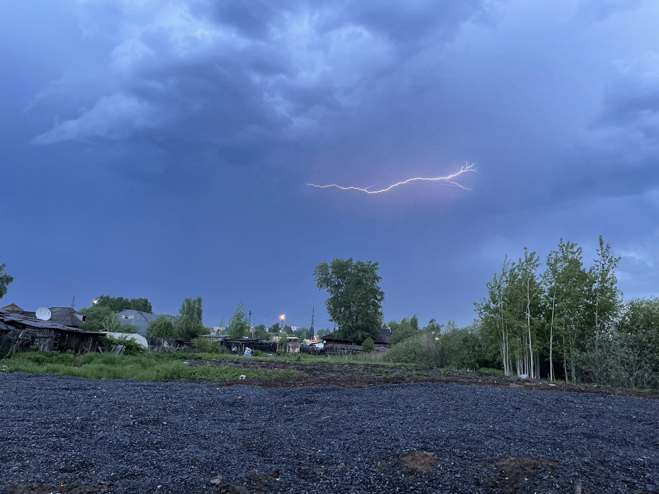 МЧС и синоптики предупреждают о сильных ливнях и грозах 
