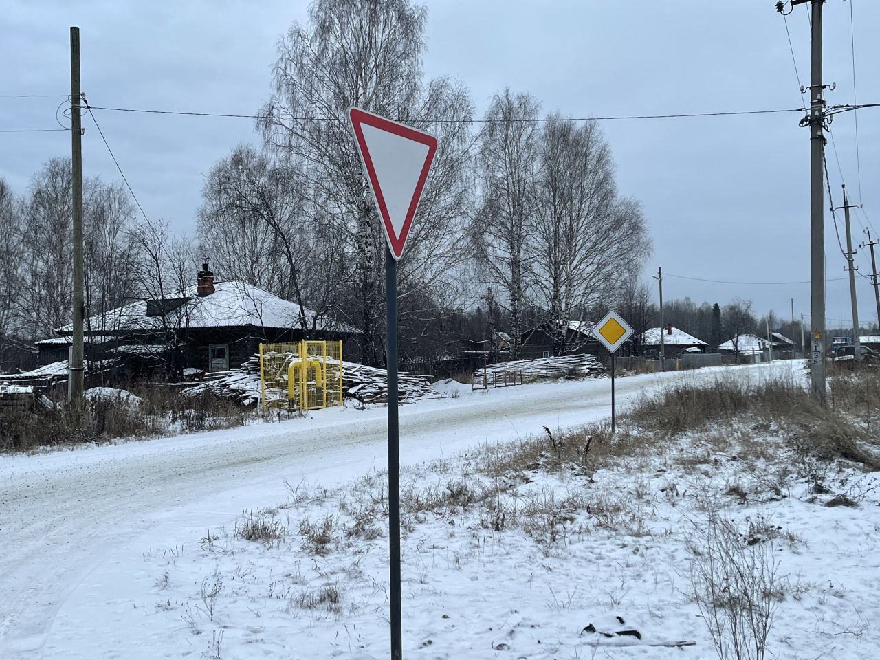 На 2-й Молочной поставили два десятка дорожных знаков, хотя люди просили сделать “лежачие” полицейские