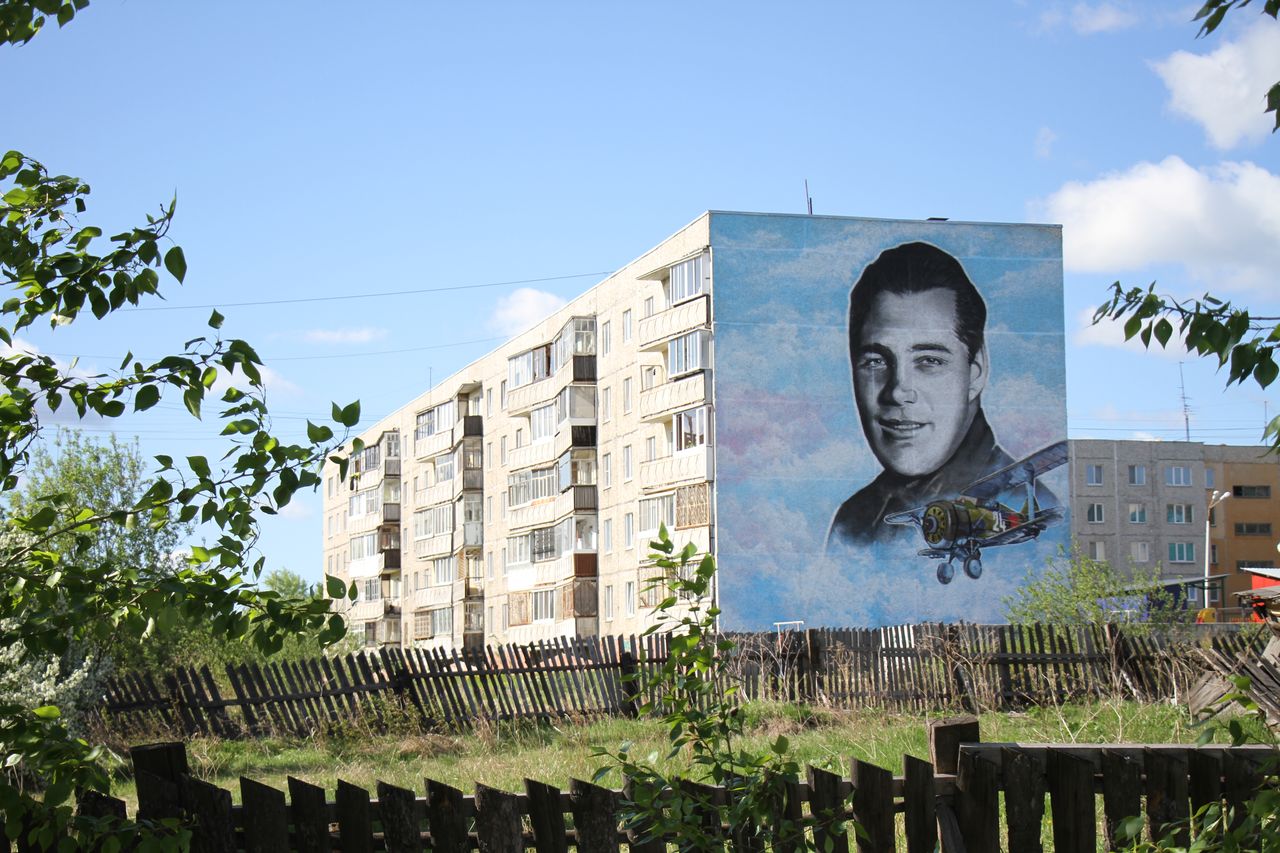Василий Сизиков рассказал о создании портрета Анатолия Серова на стене дома. Работа еще не закончена