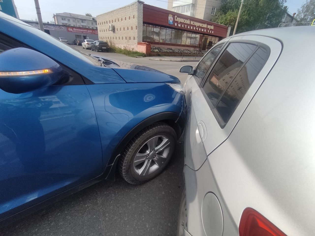 В столкновении двух автомобилей на центральной улице Серова пострадала 9-летняя пассажирка