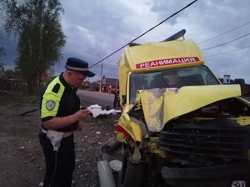 В Серове в ДТП попал автомобиль "Скорой помощи". Пациентка кареты скончалась по пути в больницу