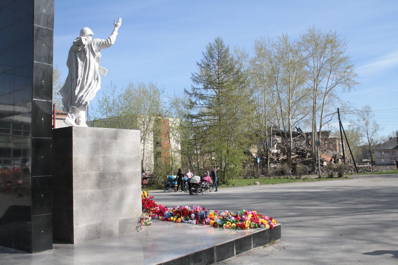 Площадь с памятником воинам в поселке Энергетиков не благоустроят ко Дню Победы?