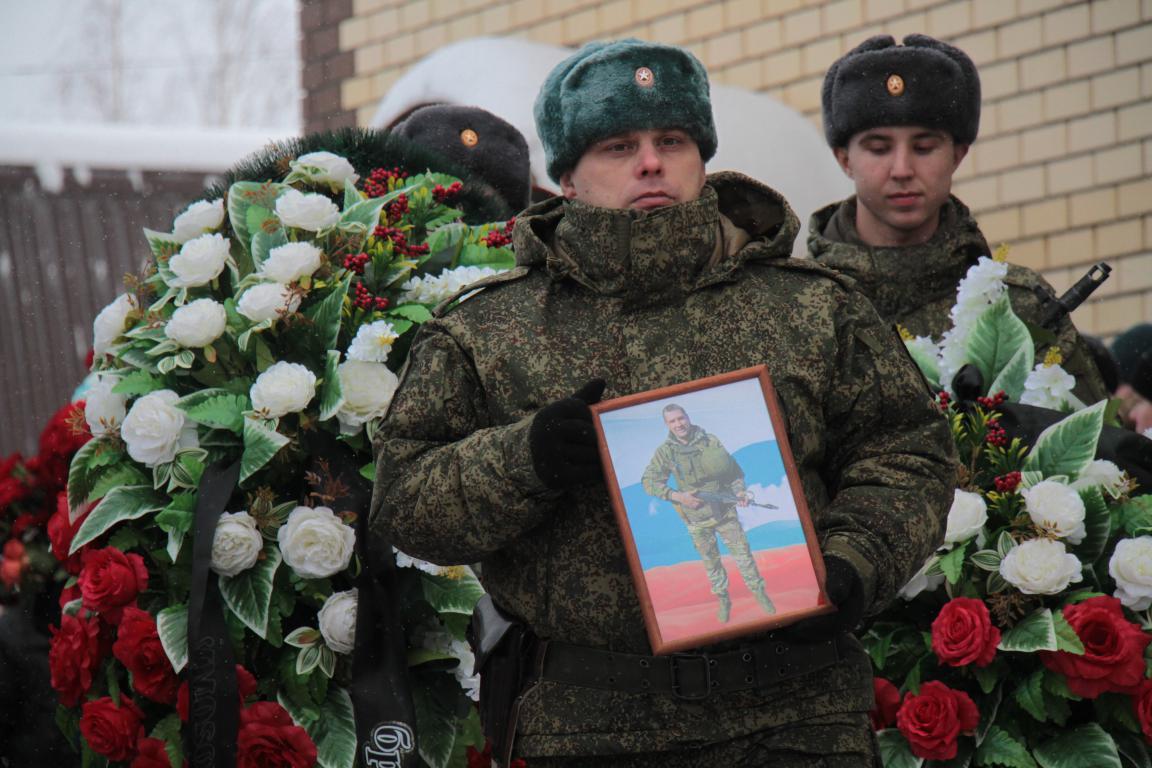 «43 года... Сколько еще впереди могло быть хорошего и доброго». Серовчане простились с погибшим на СВО Павлом Зайцевым