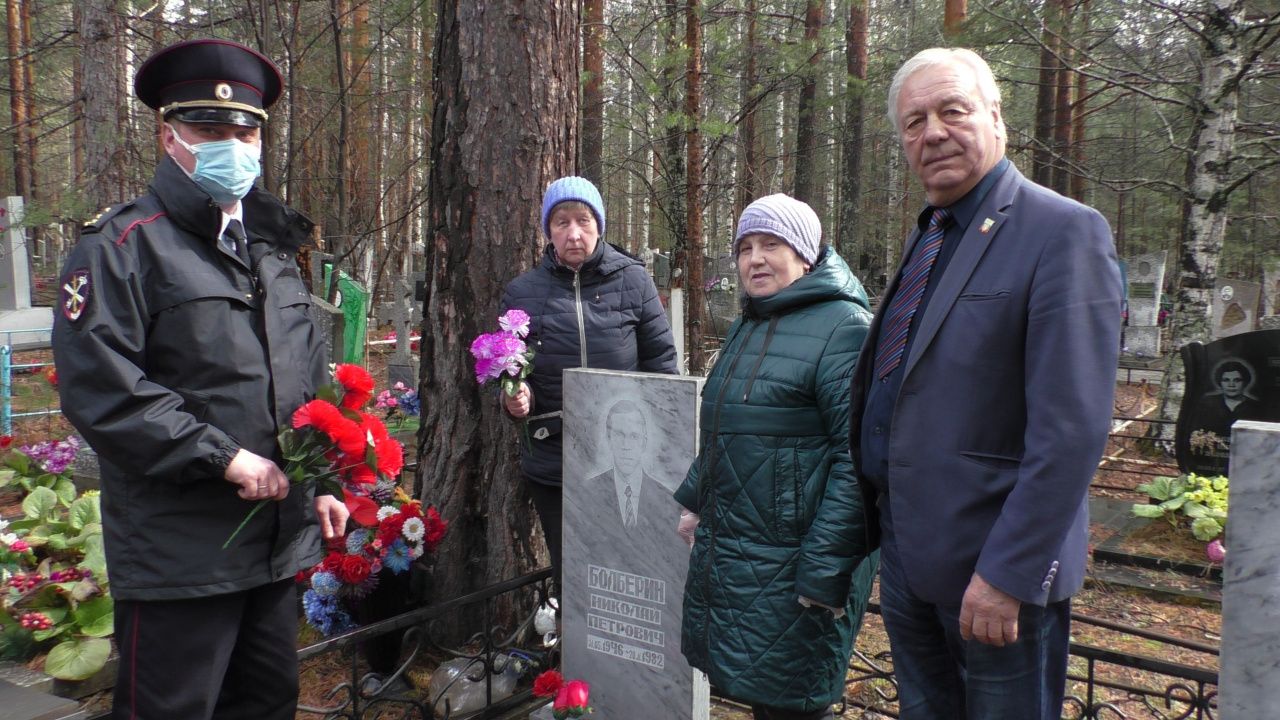 В Серове полицейские и общественники посетили вдов погибших коллег и могилы милиционеров-фронтовиков