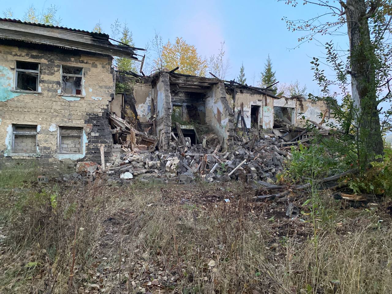 В поселке Энергетиков рушат бывшее «китайское общежитие»