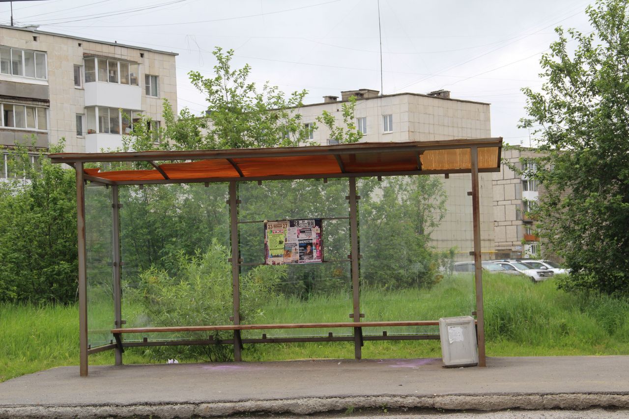 В Серове на автобусных остановках со сломанными крышами поликарбонат заменят на металл?