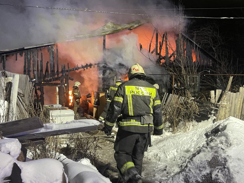 "Держу хрюшек. Было семь штук". В Серове горел частный дом, при котором держали свиней