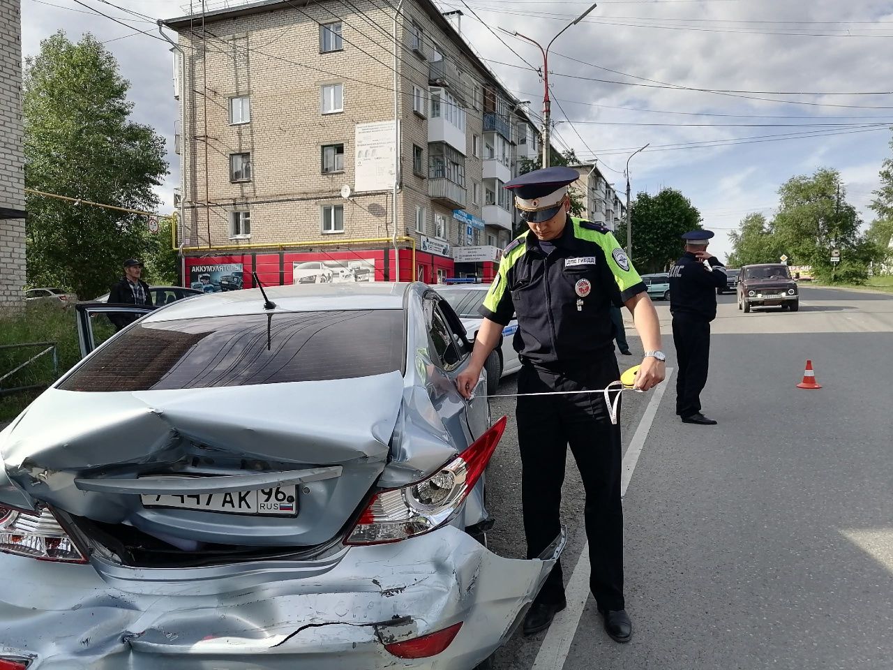 На улице Победы в Серове столкнулись две легковушки. Помощь понадобилась водителю и ее ребенку