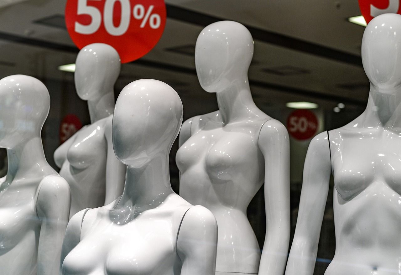 Серовчанин искал деньги на выпивку и украл женскую куртку с манекена на крыльце магазина