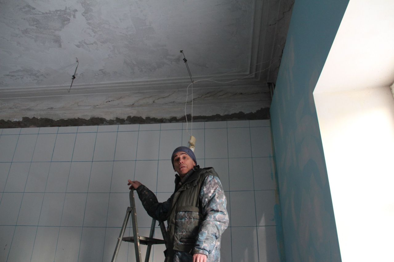 “Если утонет один подъезд, дом пойдет под снос”. Серовчанин переживает за судьбу дома с бомбоубежищем