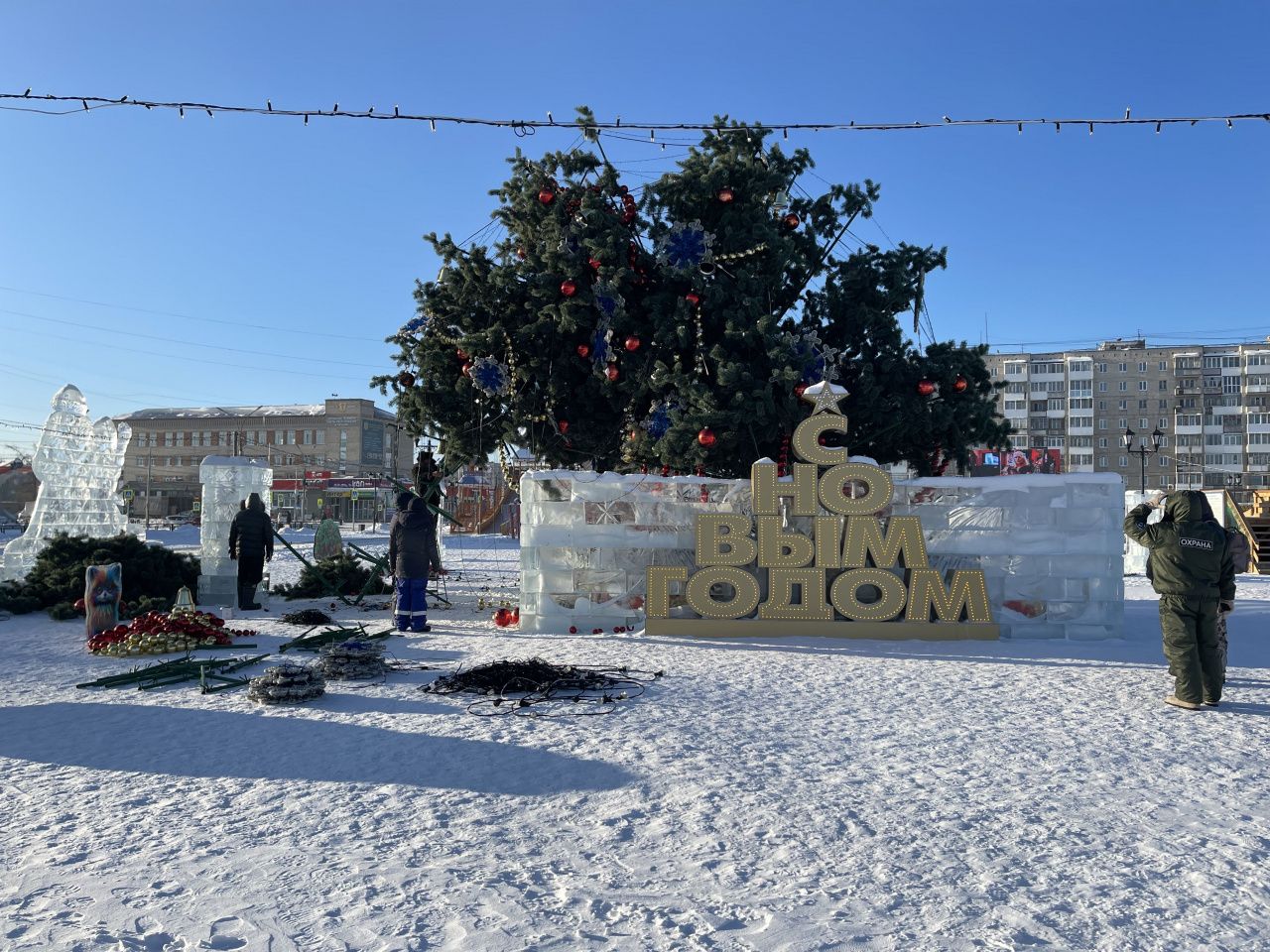 Управление капстроительства Серова: ель в зимнем городке не выдержала ветровой нагрузки