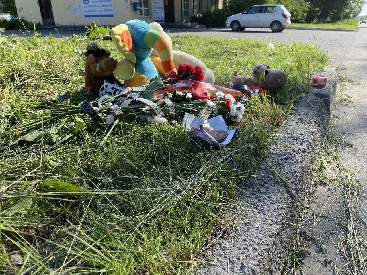 В Серове на месте ДТП, в котором погиб ребенок, образовался стихийный мемориал