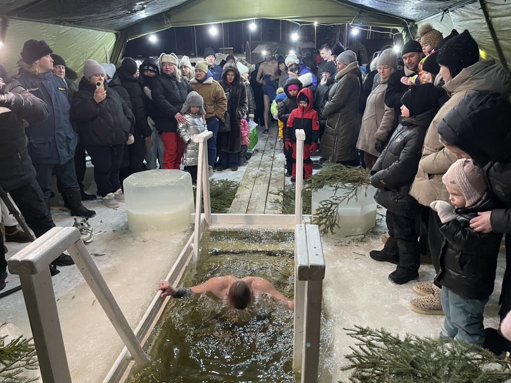 “Это - закалка для организма”. Серовчане в Крещение окунулись в купель