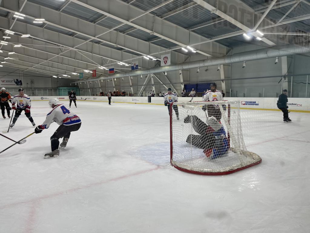 Победителем турнира по хоккею с шайбой среди любителей стала команда “АДМ”