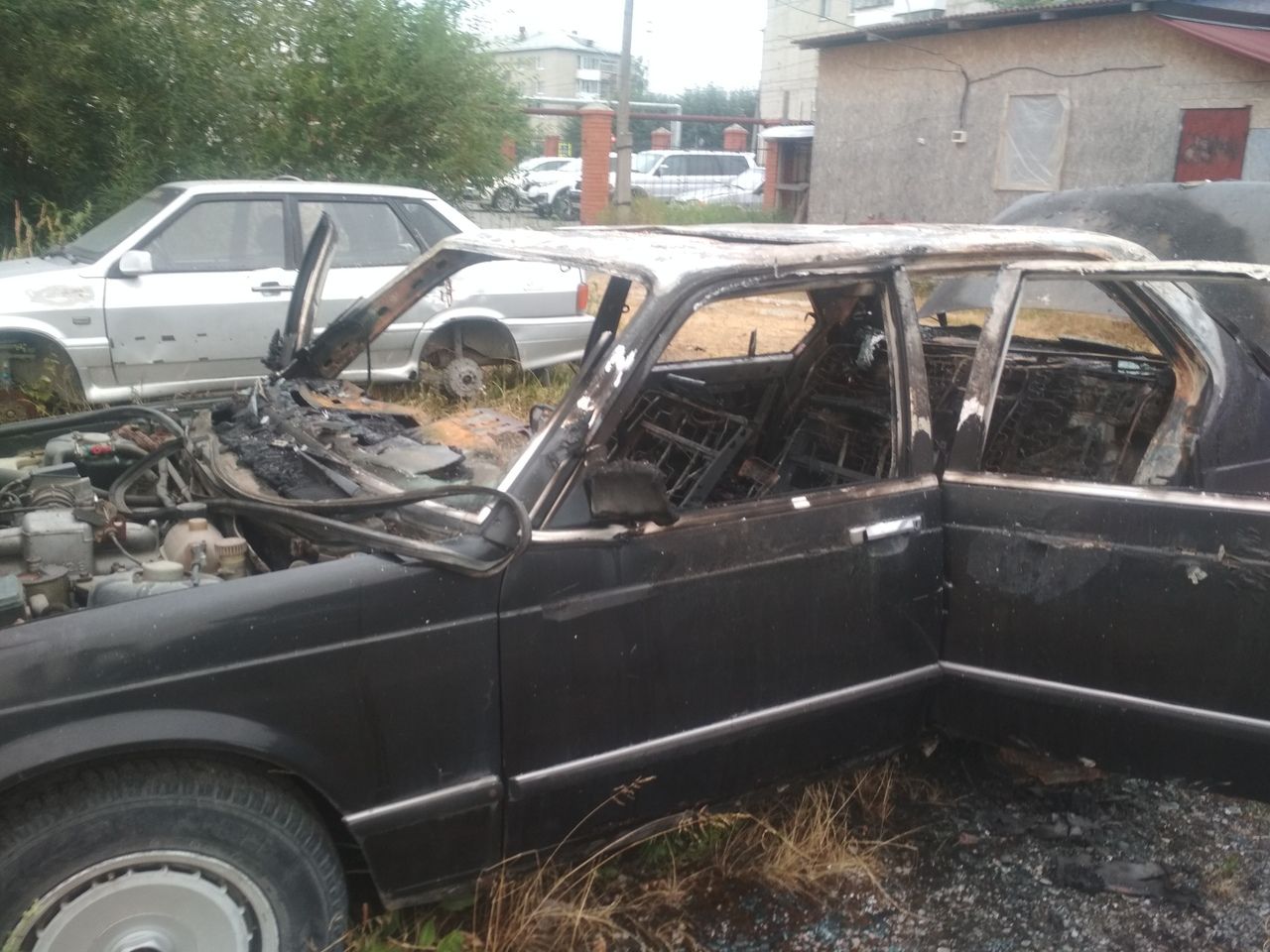 В Серове подростки сожгли BMW. Его владелец намерен подать в суд