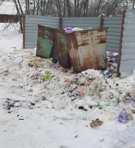 "Прибрались, называется..." Серовчане недовольны качеством уборки контейнерной площадки