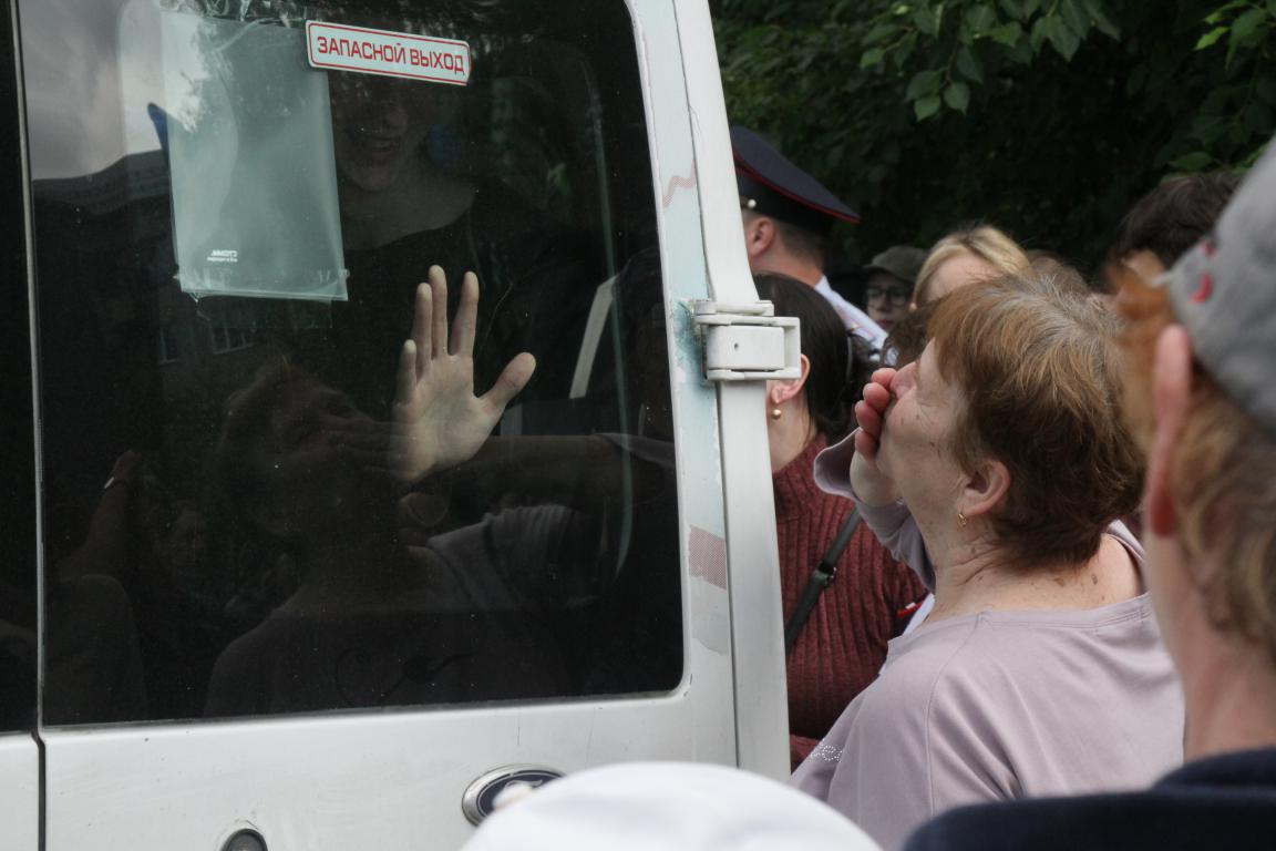 Из Серова на службу в армию проводили 27 призывников