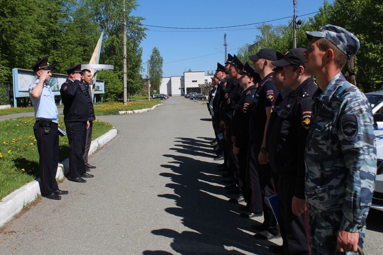Полицейские, бойцы Росгвардии, представитель администрации Серова провели открытый инструктаж