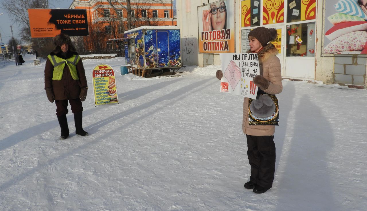 В Карпинске прошли одиночные пикеты против повышения цен на бензин