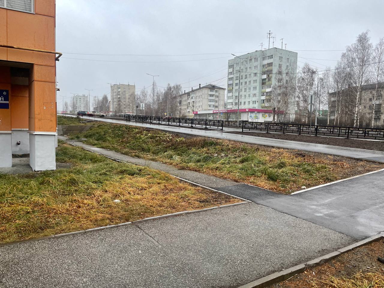 Подрядчик восстановил пешеходную дорожку, которую сломали при реконструкции улицы Заславского 